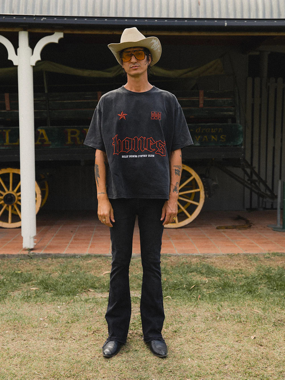 COWBOY LOGO TEE - VINTAGE BLACK/RED