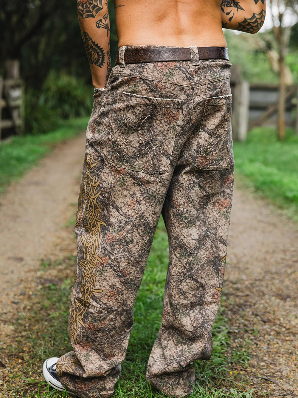 BONES BARB DISTRESSED PANTS - CAMO