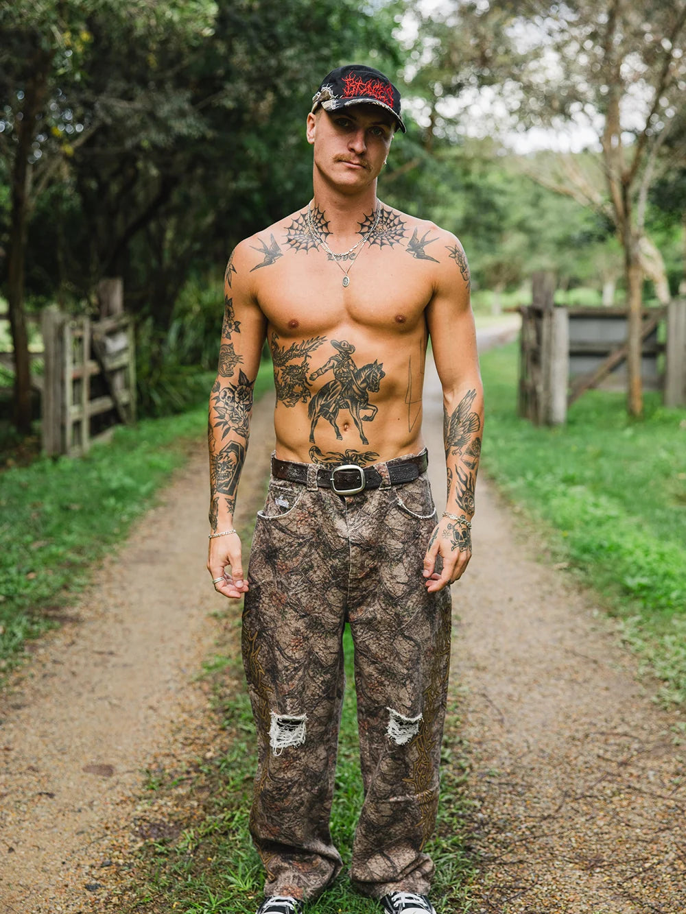 BONES BARB DISTRESSED PANTS - CAMO