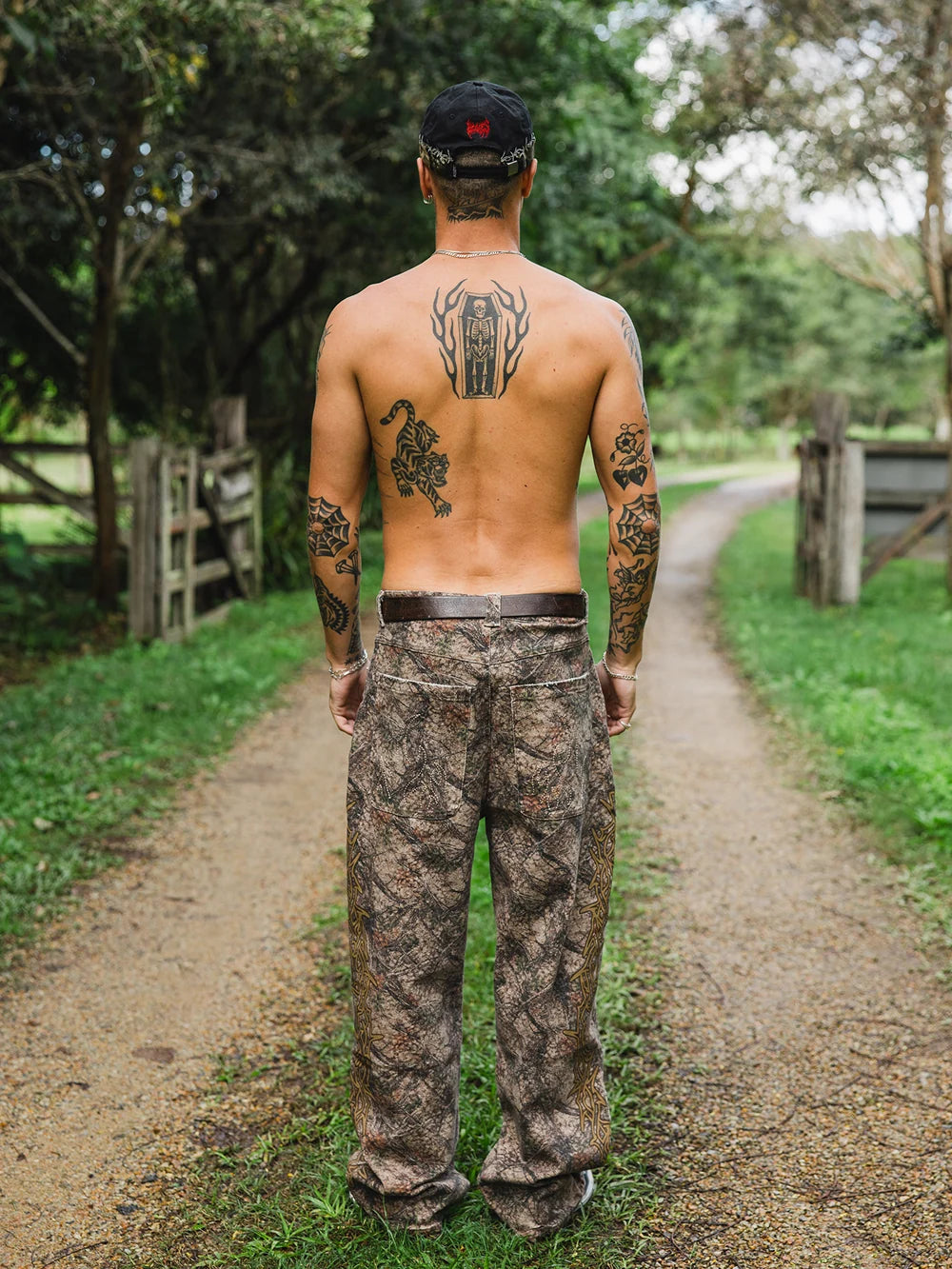 BONES BARB DISTRESSED PANTS - CAMO