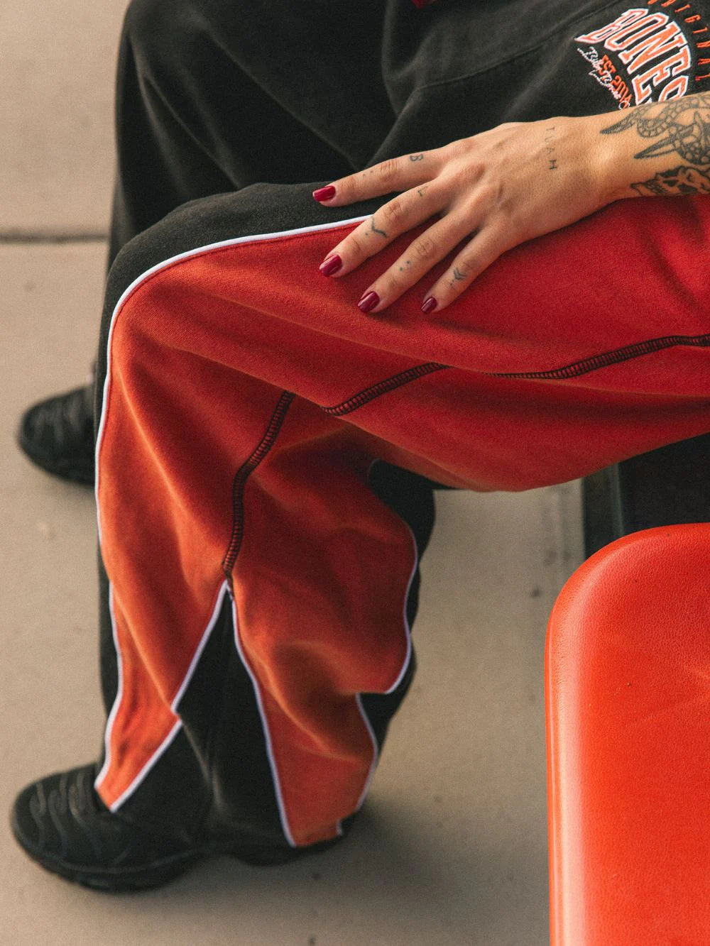 FALSE START TRACKPANTS - WASHED BLACK/RED