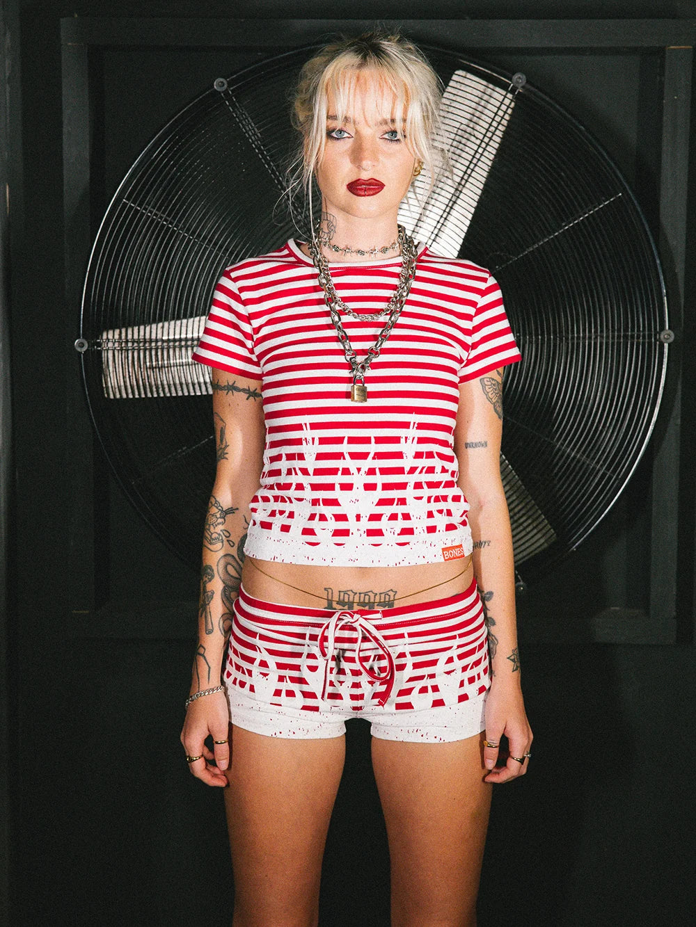 STRIPED BURNER HOTPANTS - RED