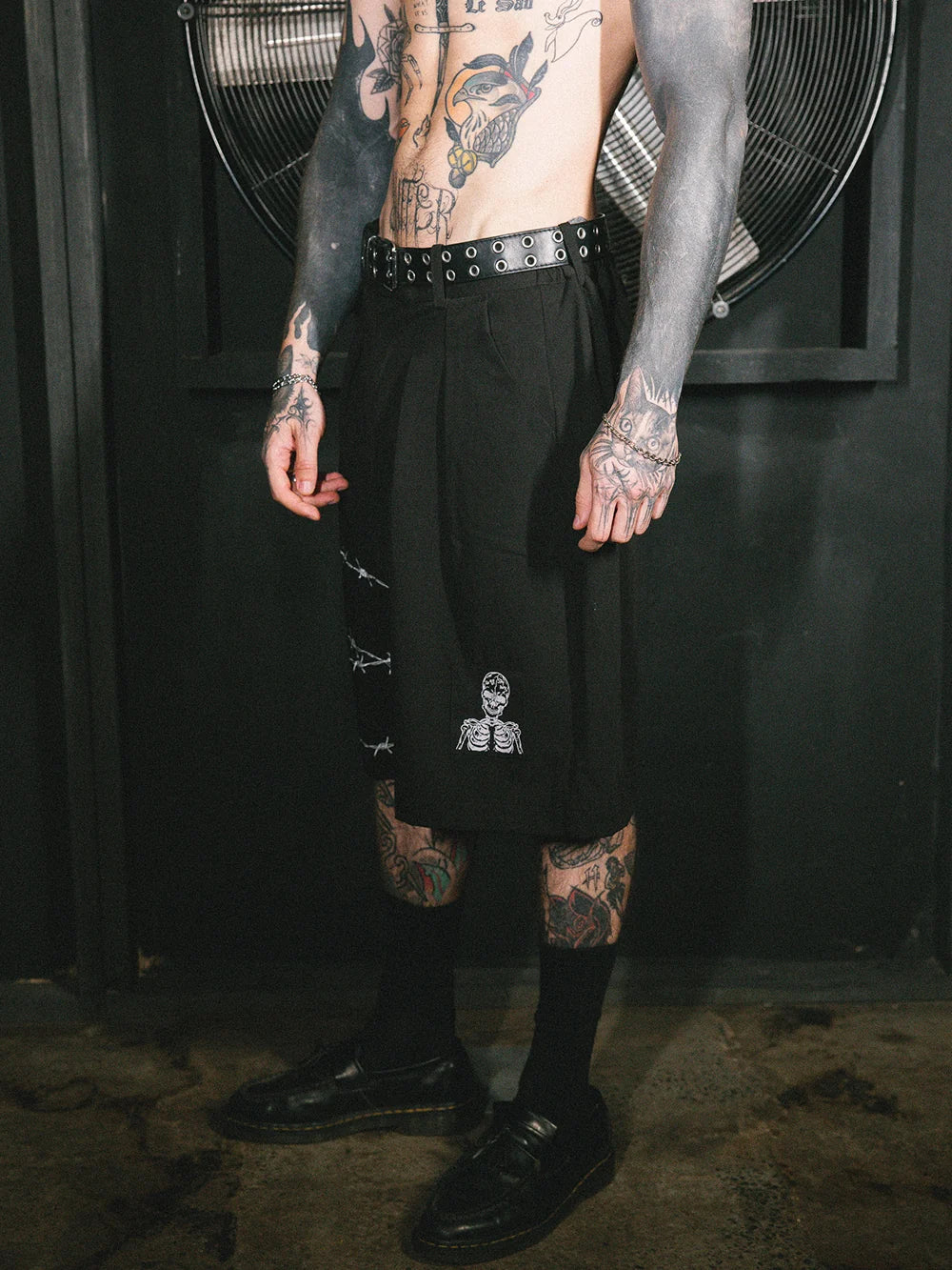 BARBED PATCH PLEATED SHORTS