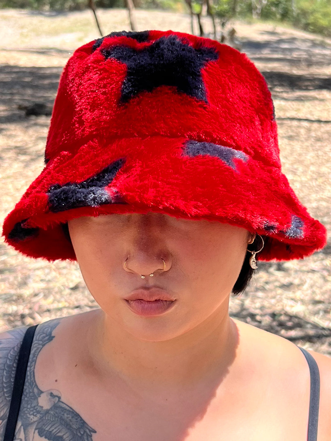 STAR FUZZY HAT - RED