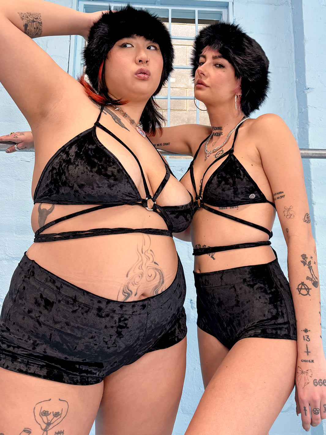 HOT SHORTS - BLACK VELVET