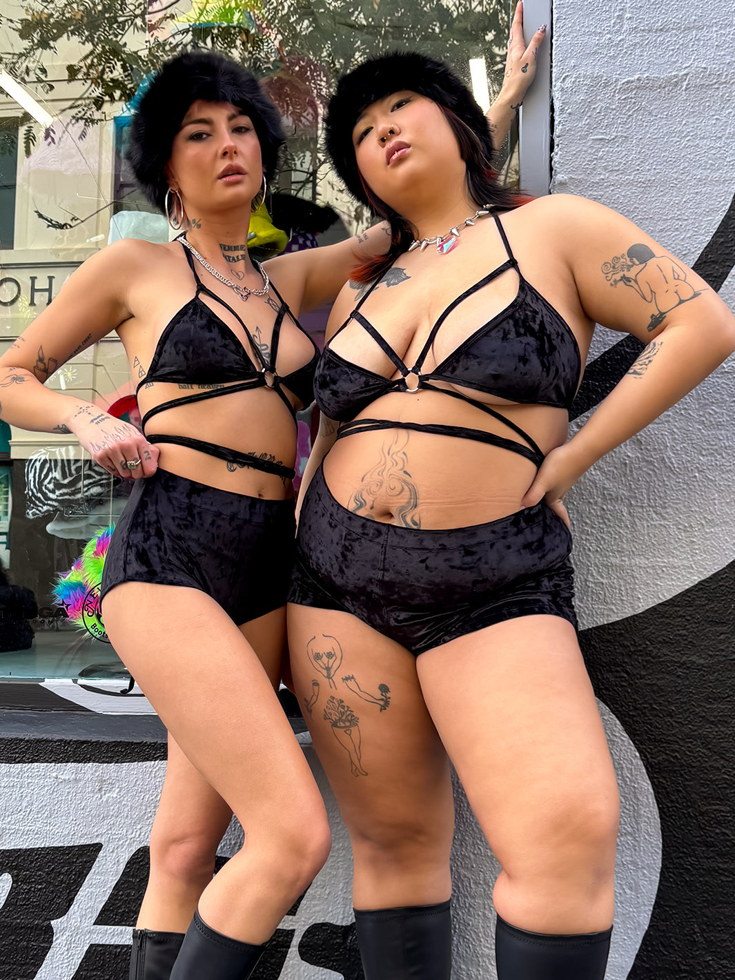 HOT SHORTS - BLACK VELVET